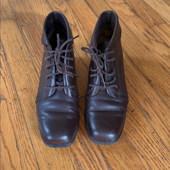 St John’s Bay vintage Brown Leather Ankle Boots 7.5 - Picture 2 of 7